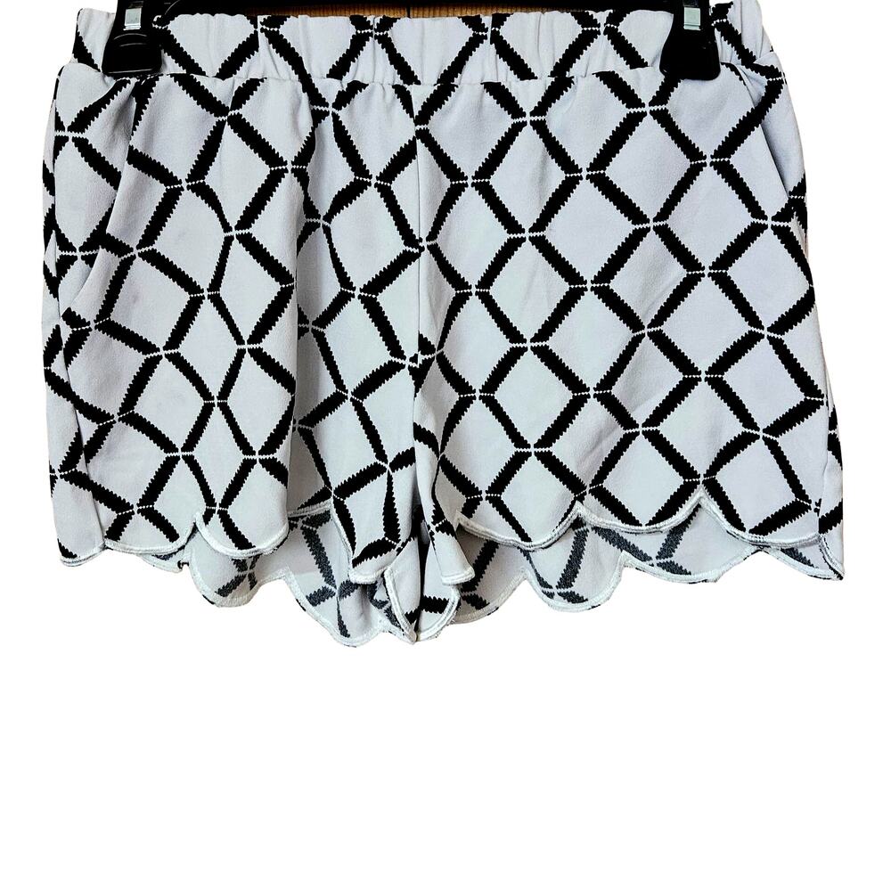 Black and White Short Shorts with Pockets Size Small